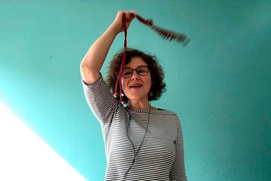 Eine Frau schwingt mit einem Seil