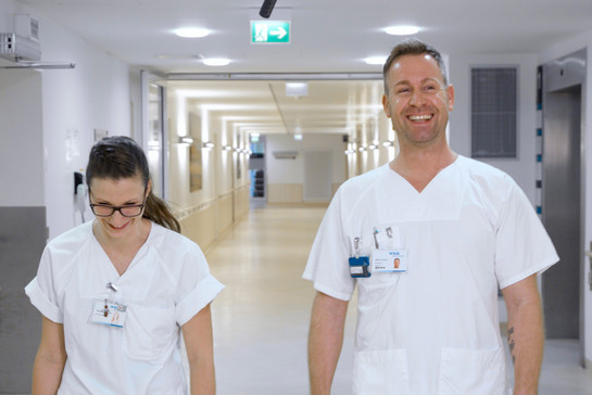 Zwei Krankenpfleger lachen zusammen