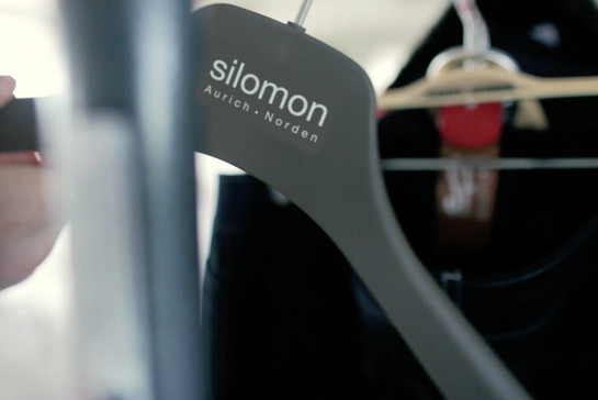 Ein Kleiderbügel mit der Aufschrift Silomon