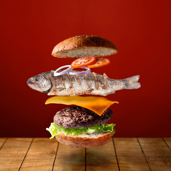 Ein aufgeteilter Burger mit einem ganzen Fisch in der Mitte