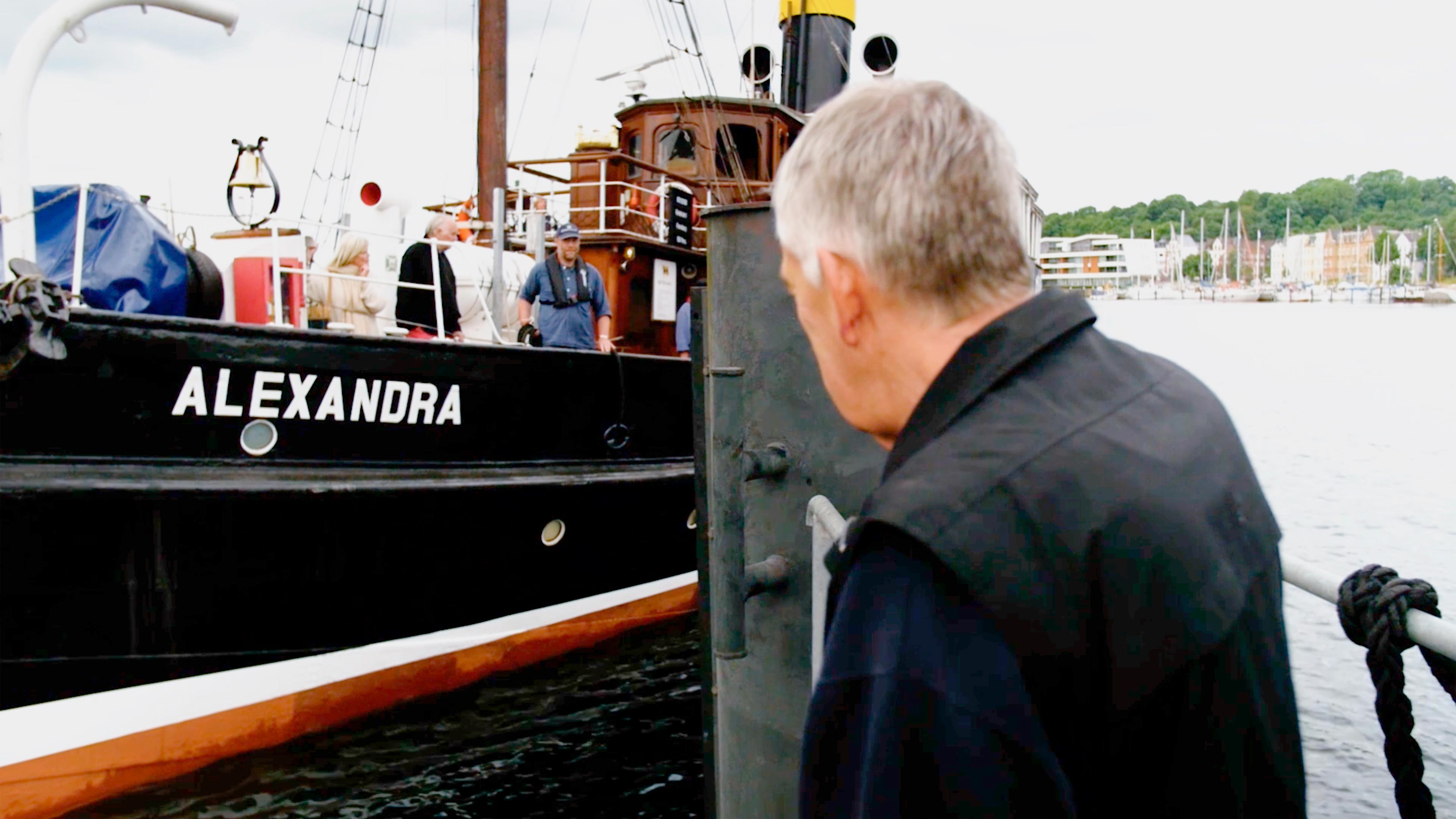 Schiff Alexandra legt an den Flensburger Hafen an