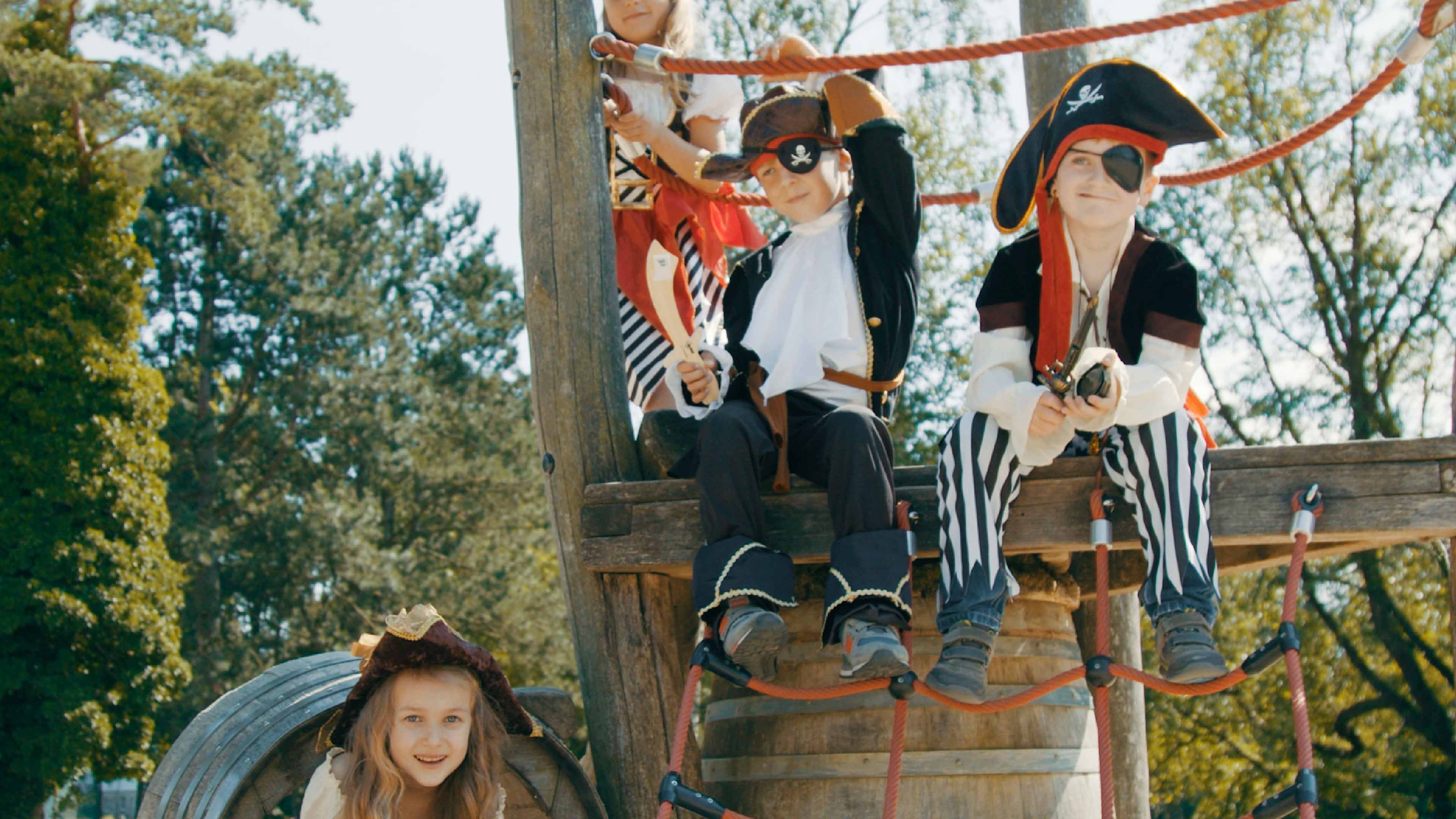 Vier Kinder verkleidet als Piraten